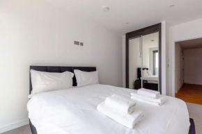 Chic 2BD Flat with Private Balcony in Battersea